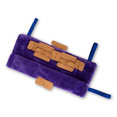 Fioletowy pas węchowy Nos na Skos z kieszonkami, podczas zabawy z psem – mata służy do treningu węchu i aktywności umysłowej