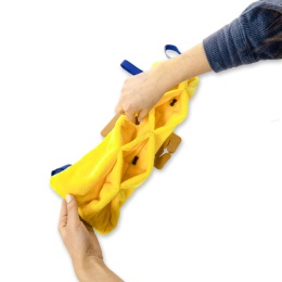 Żółty pas Nos na Skos jako część maty węchowej – pies eksploruje ukryte smakołyki