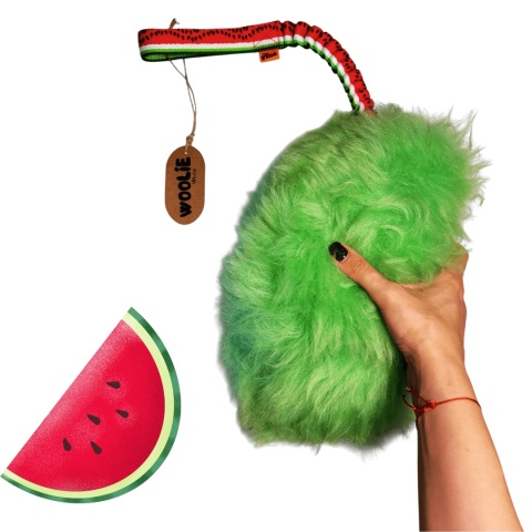 Arbuzowy Szarpak ze skóry owczej – naturalna zabawka dla psa od WoolieWhillie