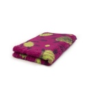 Dry Bed antypoślizgowy dla psa 50x75 cm ciemnomalinowy z zielonymi żółwiami pieskobox
