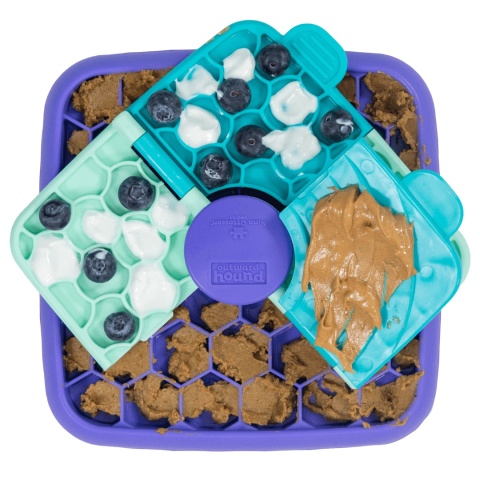 Nina Ottosson Lick n'Flip – gra edukacyjna i miska interaktywna dla psa dostępna w PieskoBox